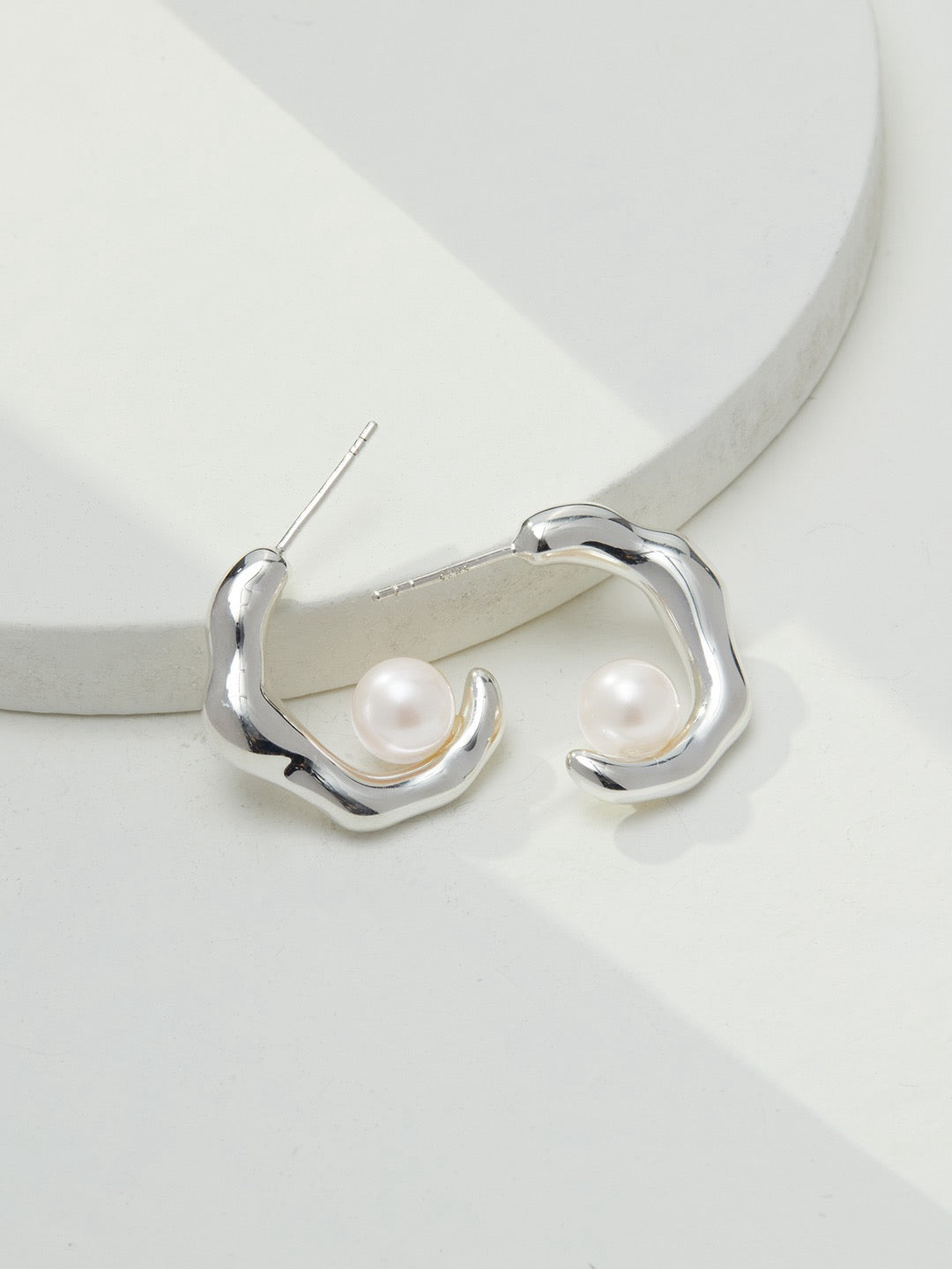 Lava Series- The Simple Wavy Pearl Earrings