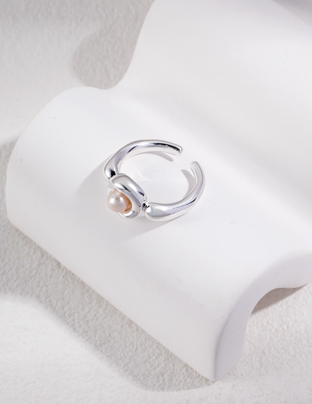 Singularity Adjustable Pearl Ring